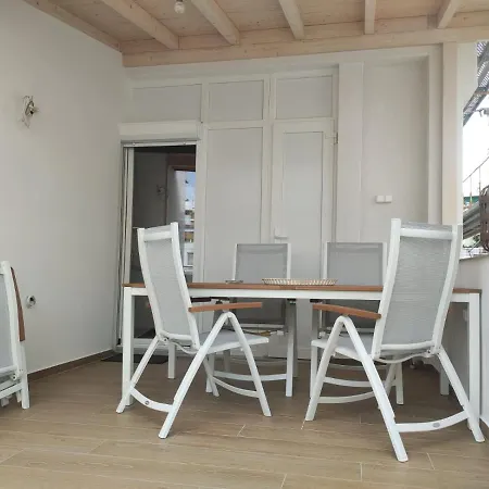 Apartment Lucy 2 Adorable First Line Beachfront Holiday *