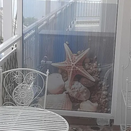Lucy 2 Adorable First Line Beachfront Holiday *
